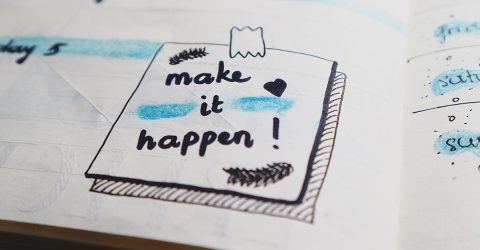 Planejamento - post-it desenhado com canetinha, centralizado com a frase em inglês Make it happen, faça acontecer